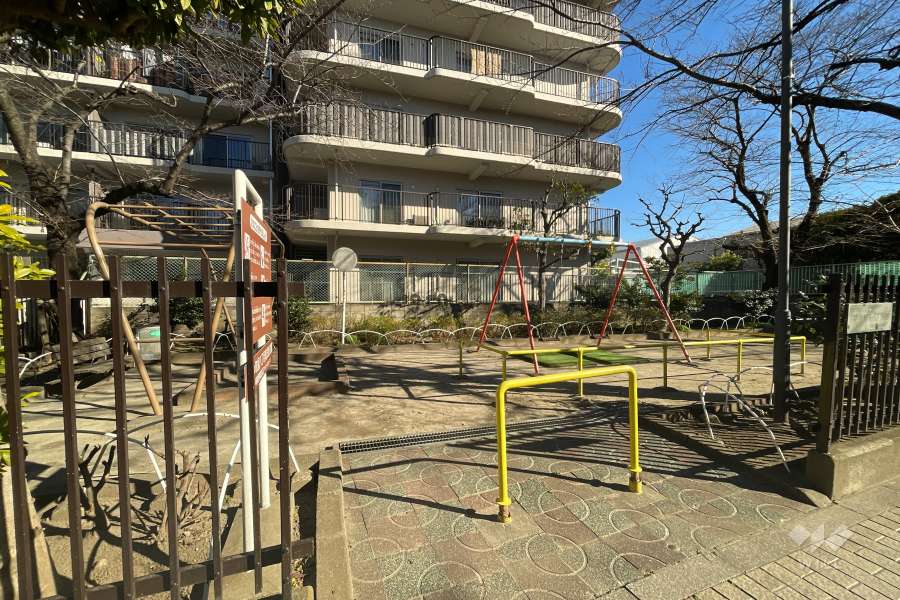 敷地に隣接する町屋八丁目南児童遊園