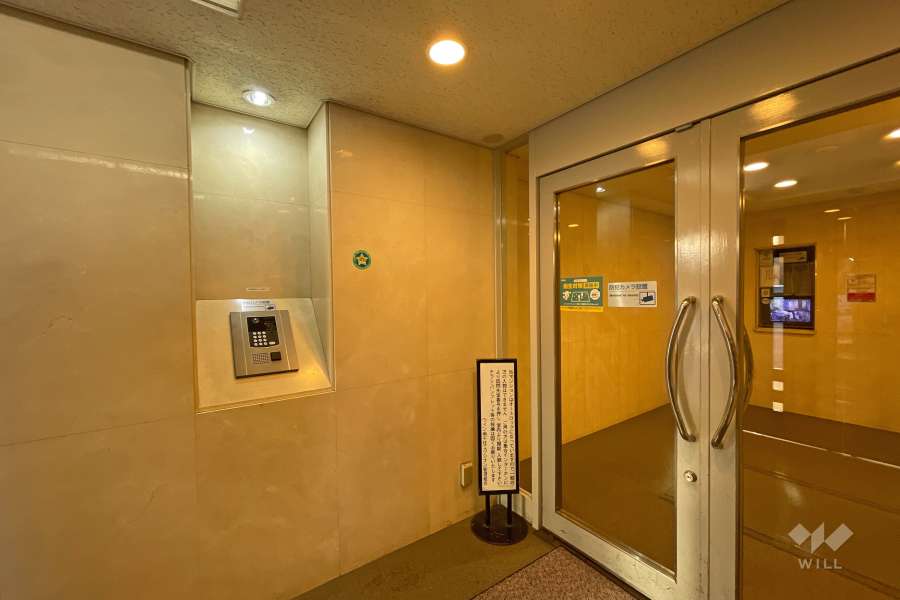 エントランスはオートロック付きです。