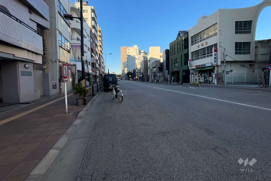 敷地の東側前面道路（南側から）