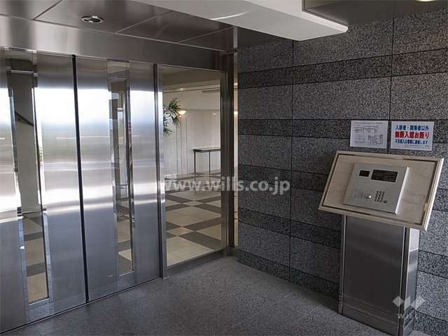 エントランスはオートロック付き。エントランスホールは広く、ソファセットもあります。