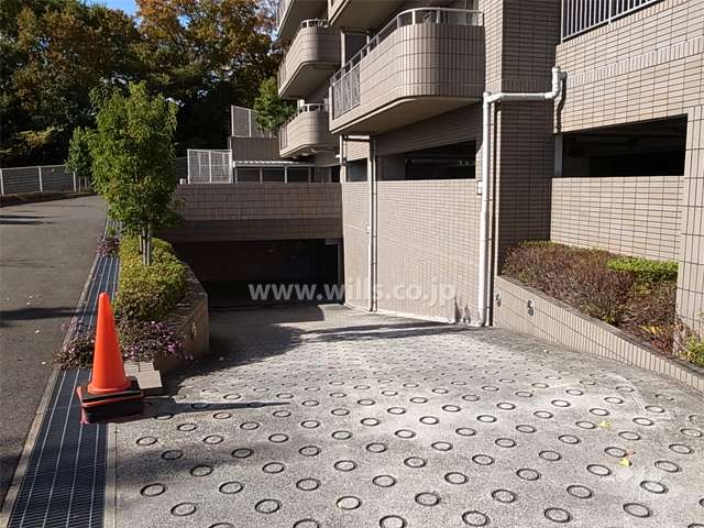 地階にある駐車場へのアプローチ。入り口はリングシャッター付きです。