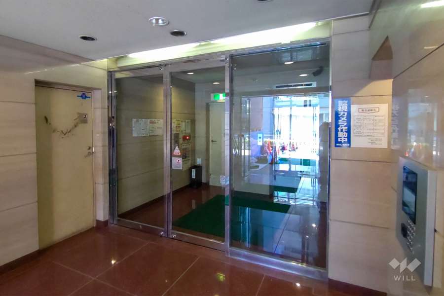 エントランスはオートロック付きです。