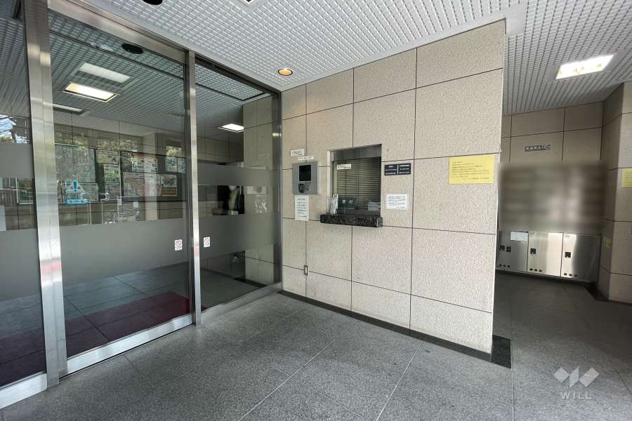 エントランスはオートロック付きです。