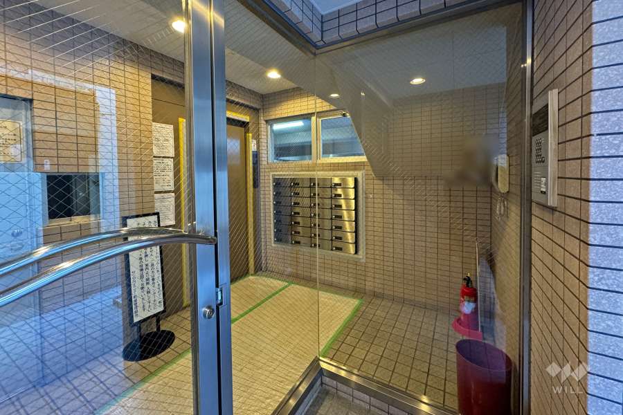 エントランスはオートロック付きです。