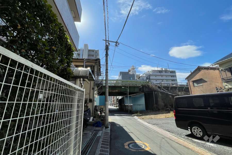 敷地の西側前面道路（北側から）