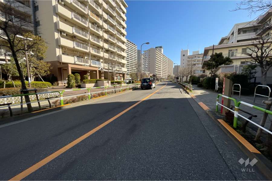 敷地南東側の前面道路（南西側から）