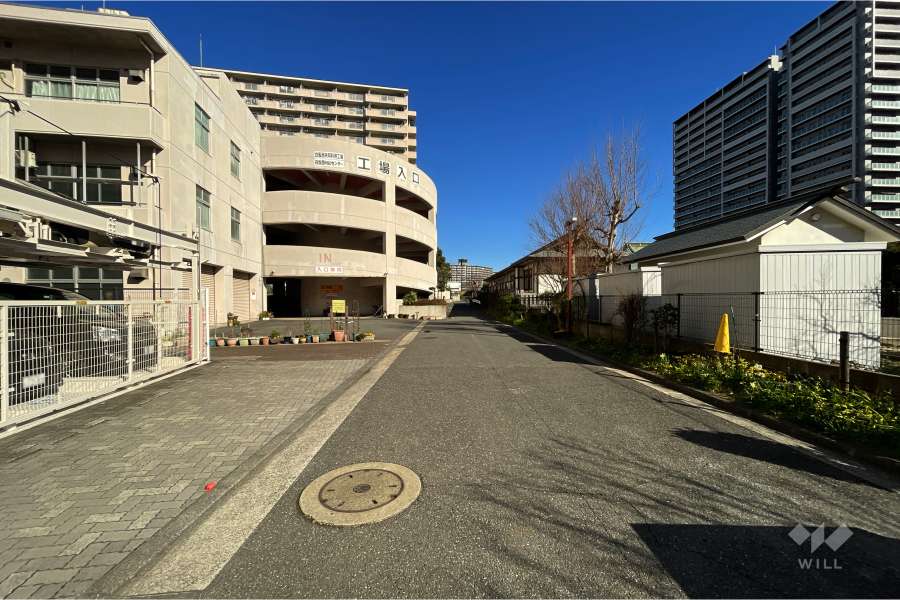 敷地東側の共用通路（南側から）