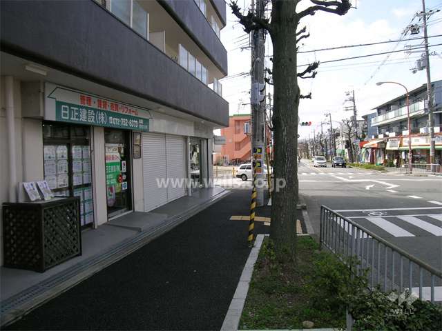 敷地北西側は交差点に面し、1階には店舗が入っています。