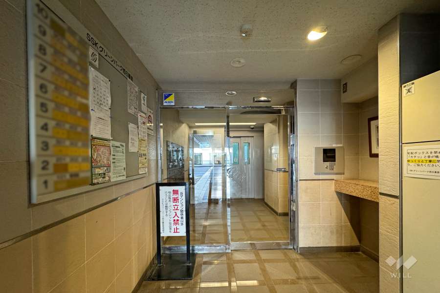 エントランスはオートロック付きです。