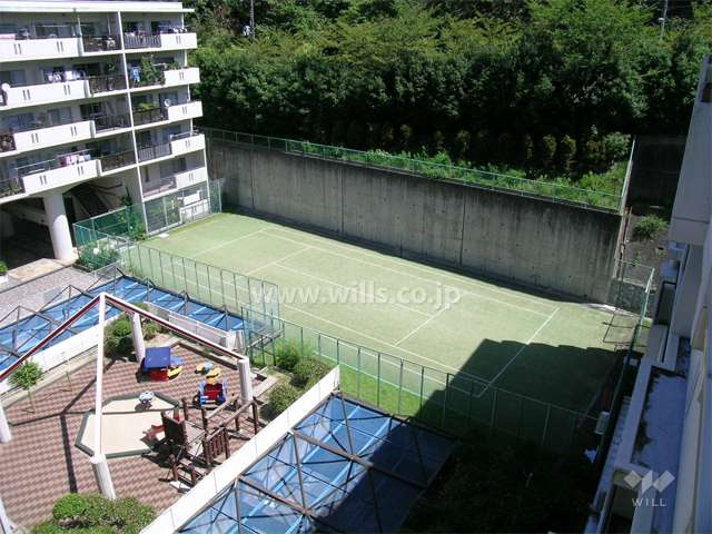 敷地内にあるテニスコート