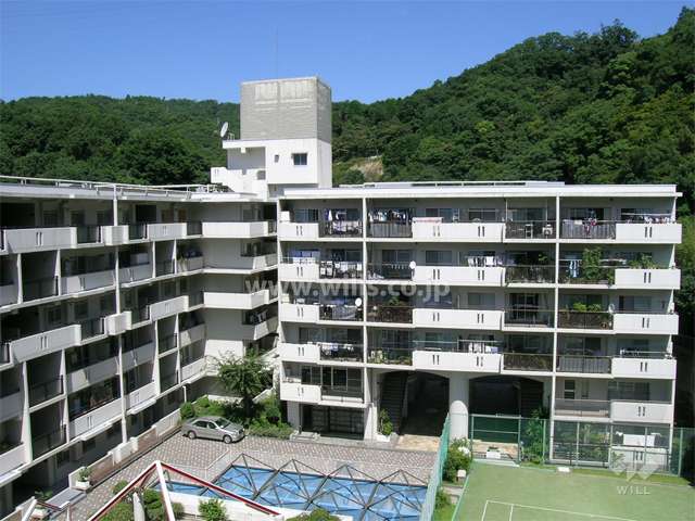 中庭に面した1号館の外観