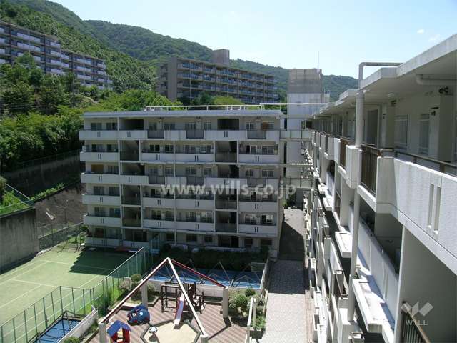 中庭に面した1号館の外観。奥に見えているのは、2号館と3号館です。