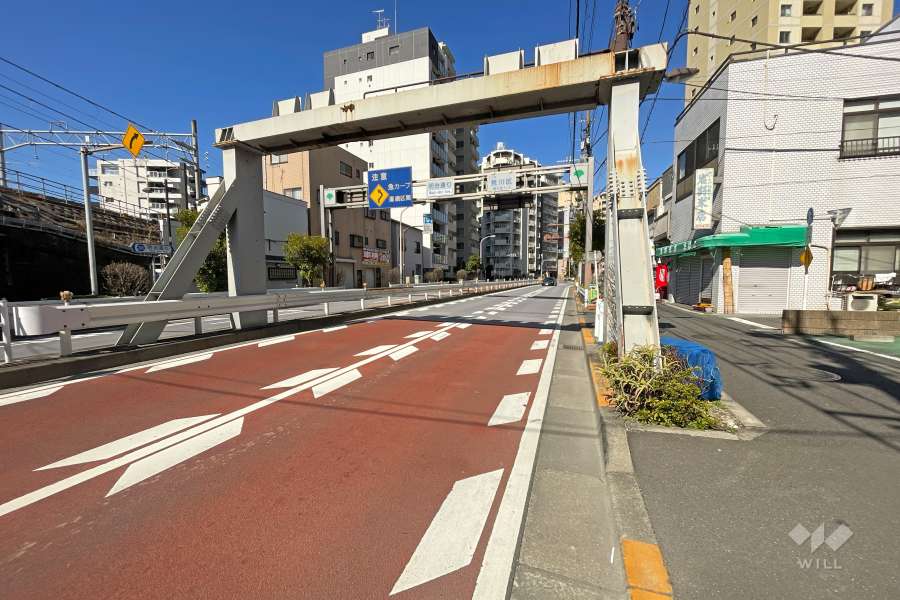 敷地南西側の前面道路（南東側から）