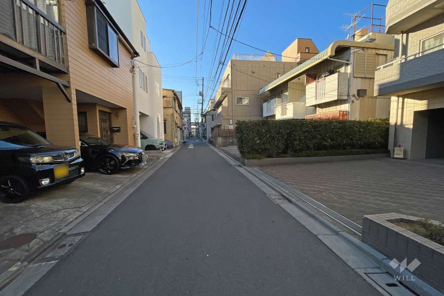 敷地南側の前面道路（東側から）