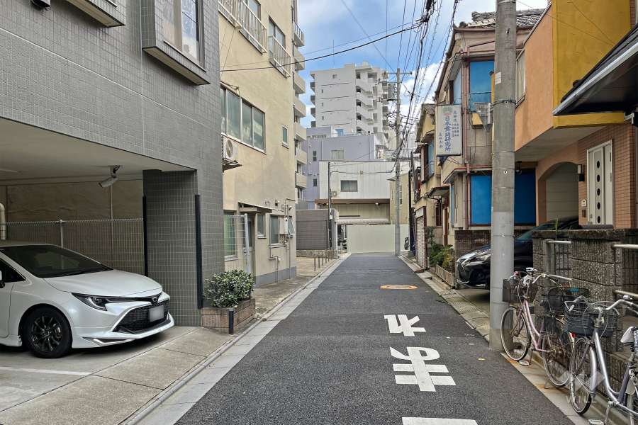 敷地南側の前面道路（西側から）