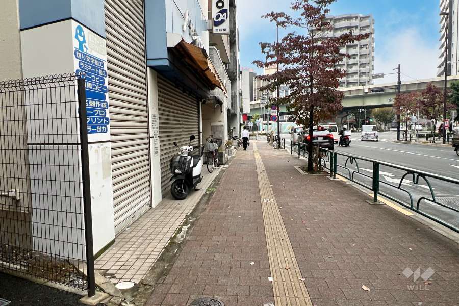 敷地の北東側前面道路（南東側から）