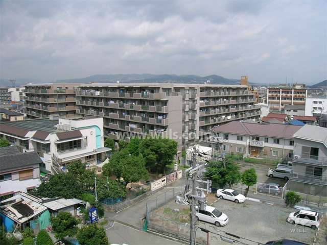 周辺はマンションと一戸建てが混在する静かな住宅地