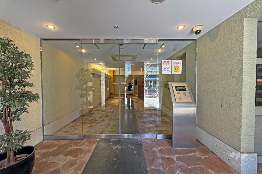 エントランスはオートロック付です。