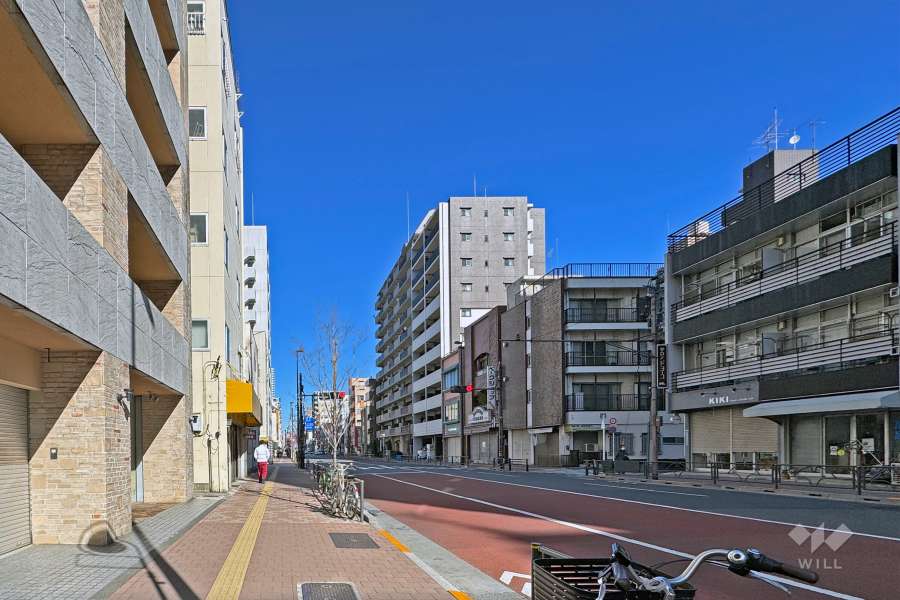 敷地の東側前面道路は尾竹橋通りです（南側から）。