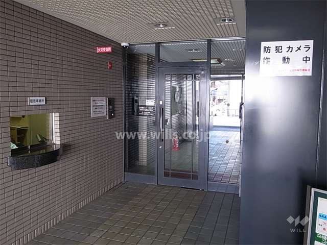 エントランスはオートロック付きです。