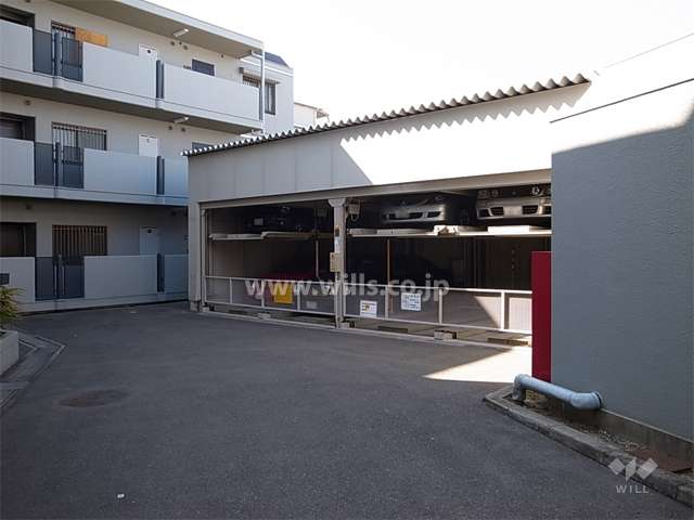 敷地内駐車場。平面式と屋根付きの機械式とがあります。