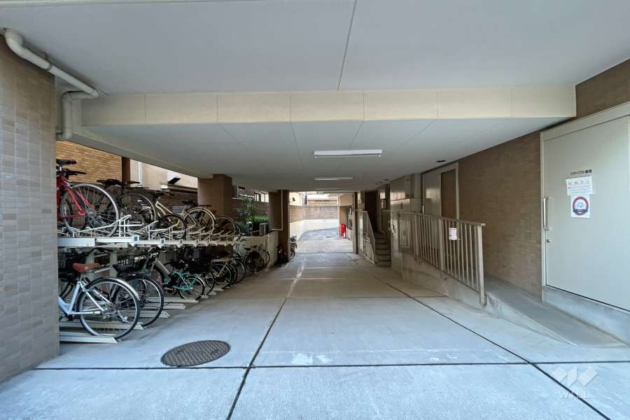 屋内に設けられた駐輪場