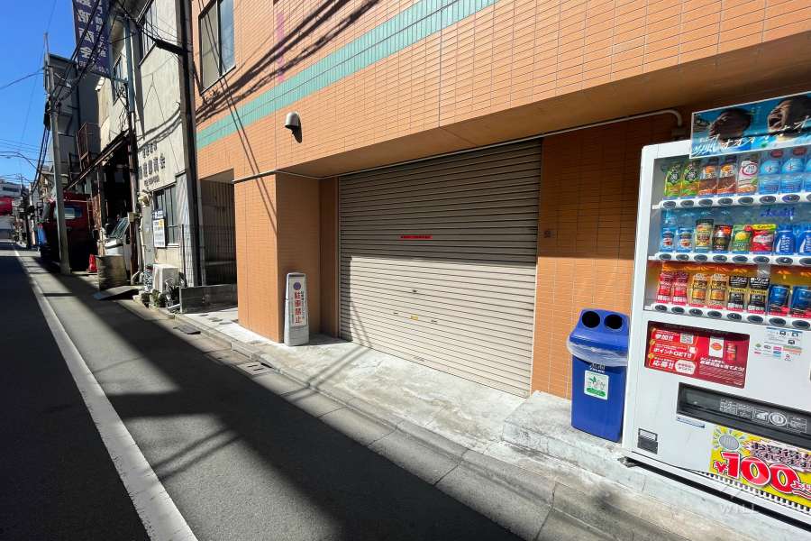 駐車場の出入り口（シャッター付き）