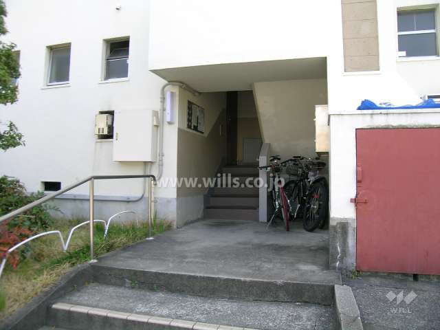 共用ポストのある階段入口