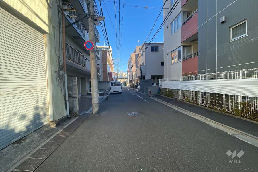 敷地西側の前面道路（南側から）