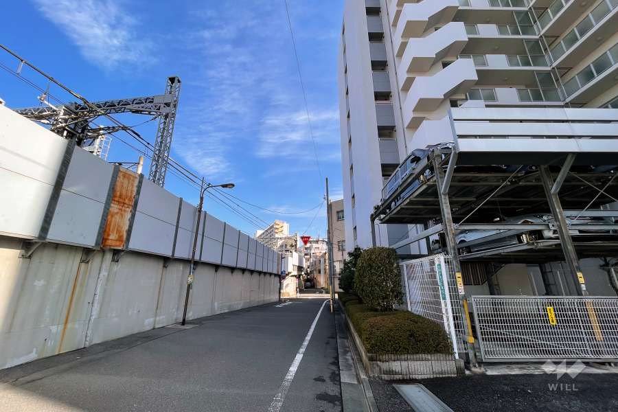 敷地北側の前面道路（西側から）