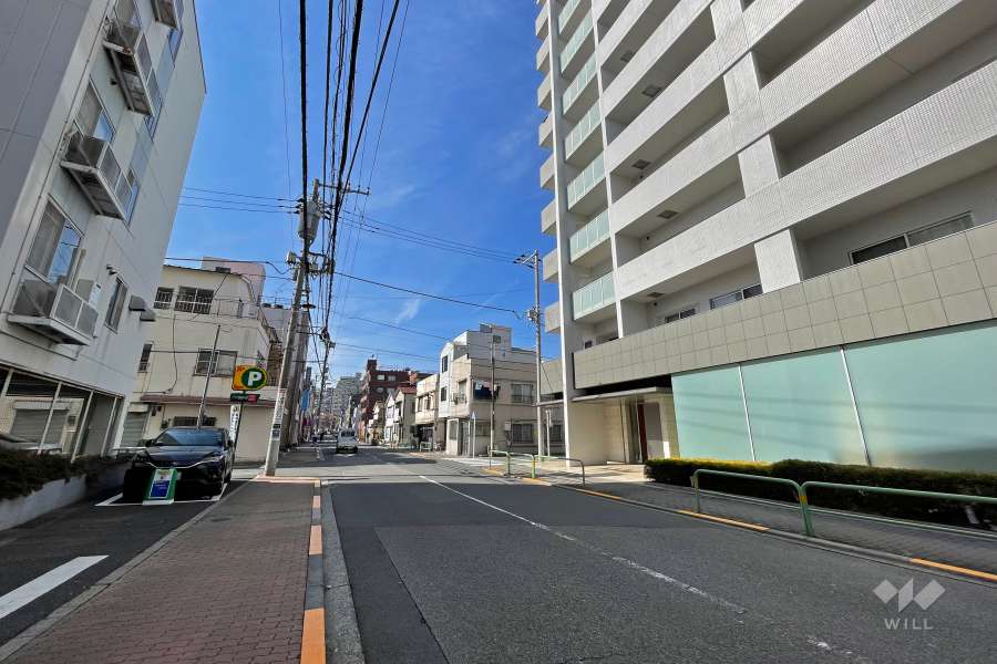 敷地南側の前面道路（東側から）