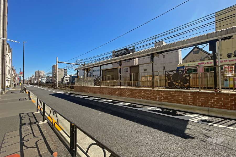 敷地の南側前面道路（西側から）