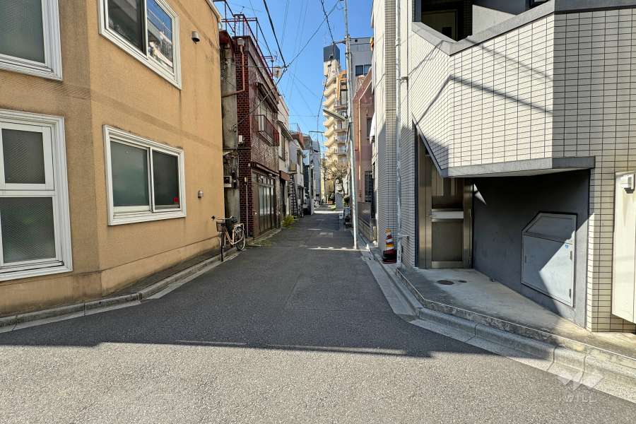 敷地南東側の前面道路（北東側から）