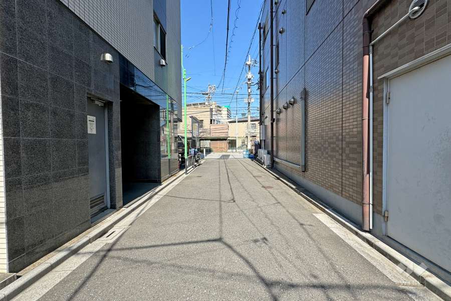 敷地北東側の前面道路（南東側から）
