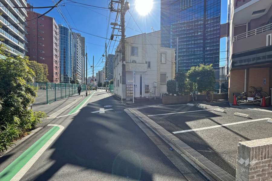 敷地北東側の前面道路（北西側から）