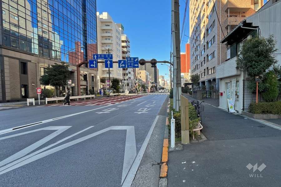 敷地南側の前面道路（東側から）