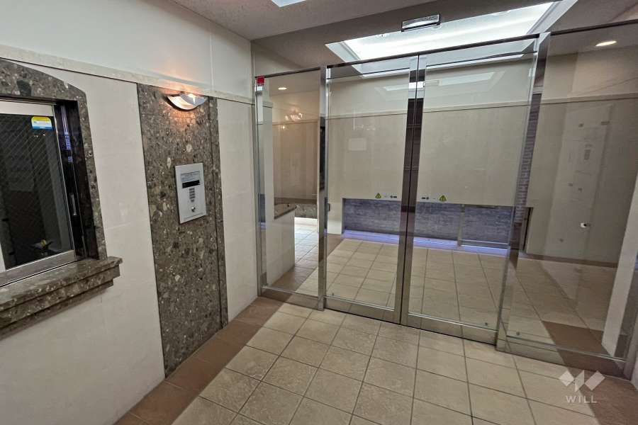 エントランスはオートロック付きです。