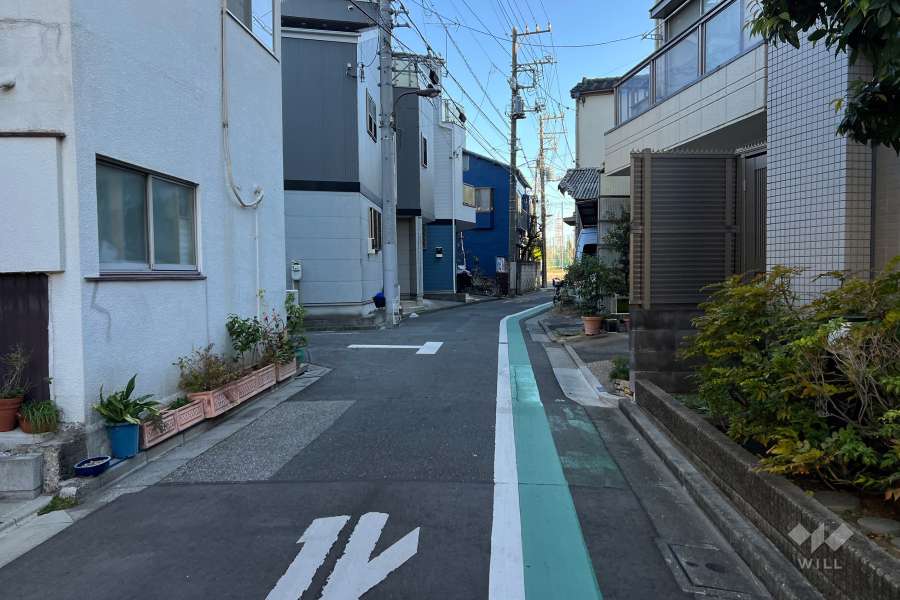 敷地北東側の前面道路（北西側から）