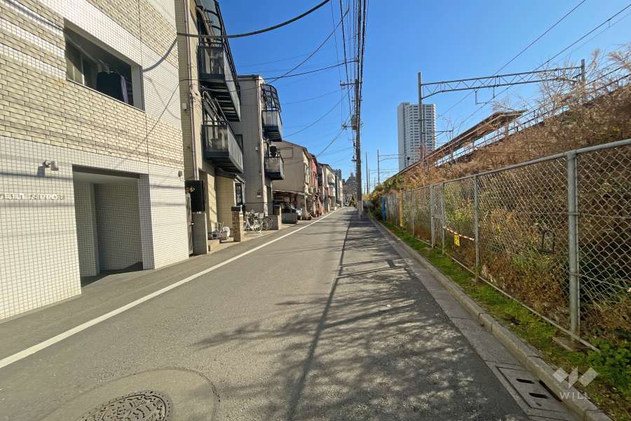 敷地南側の前面道路（西側から）