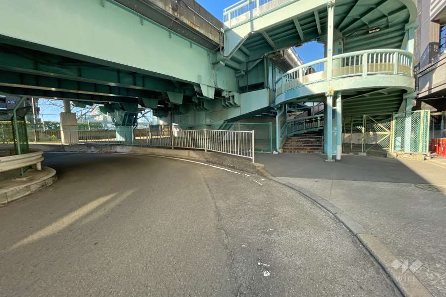 敷地の西側前面道路（南側から）