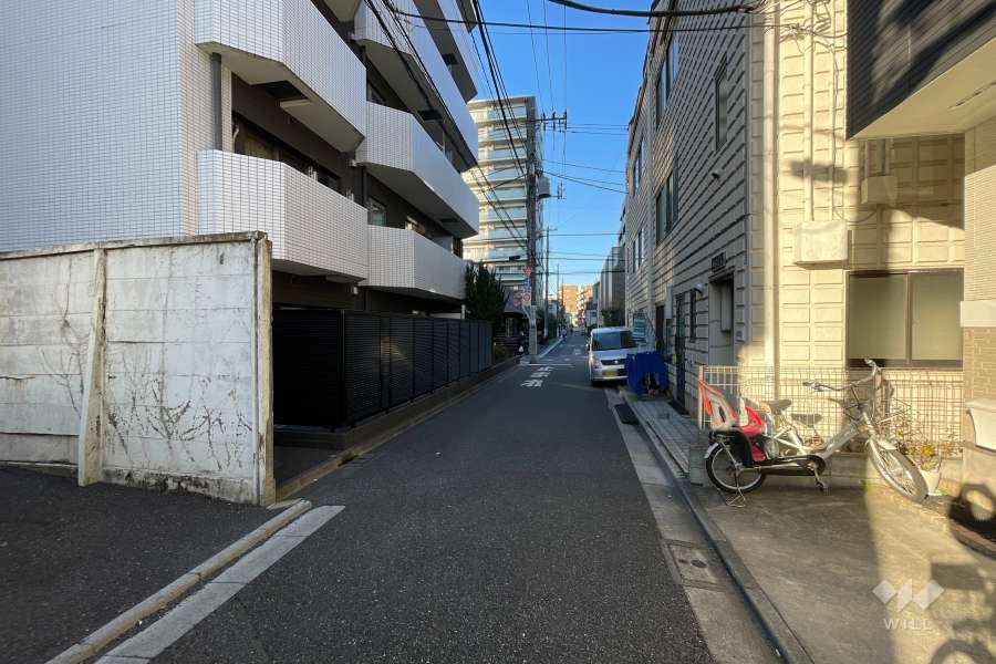 敷地の東側前面道路（南側から）