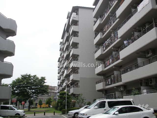 奥が201棟。バルコニー側には公園があります。