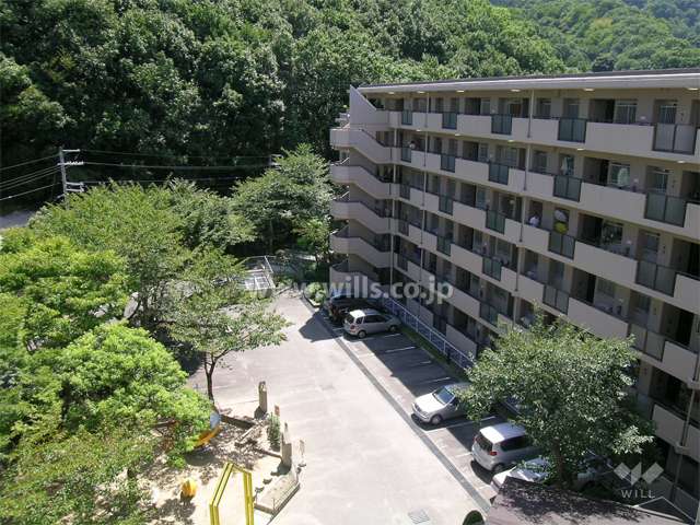 敷地の東側には山林が広がっています。