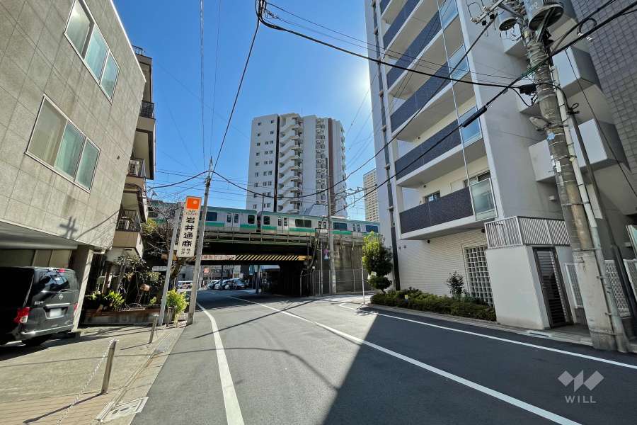 敷地北東側の前面道路（北西側から）
