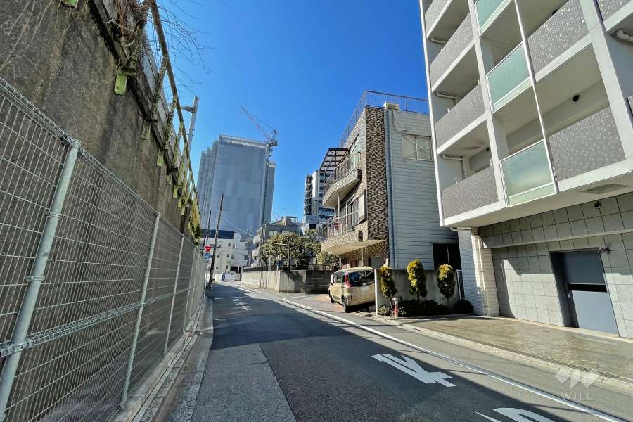 敷地南東側の前面道路（北東側から）