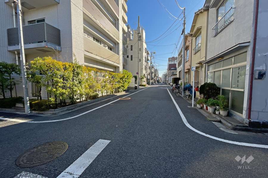 敷地西側の前面道路