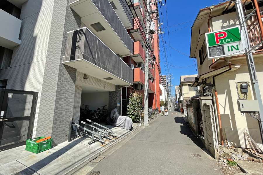 敷地東側の前面道路（南側から）