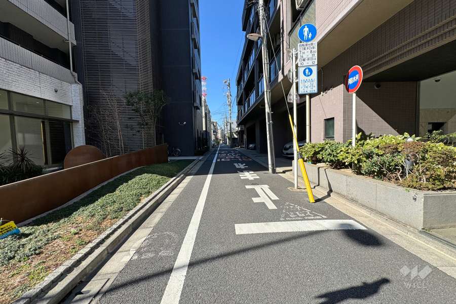 敷地の北側前面道路（東側から）