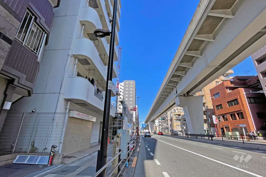 敷地の東側前面道路は尾久橋通りです（南側から）。