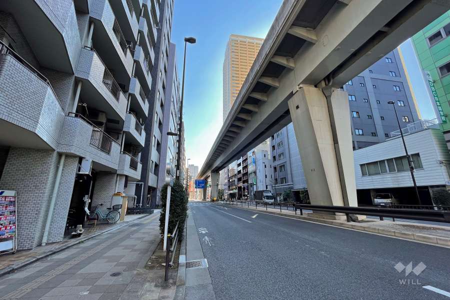 敷地南西側の前面道路（北西側から）